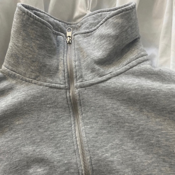 NEW H&M CROPPED GREY SWEATER - WITH ZIPPER- NEVER WORE. - Picture 2 of 4